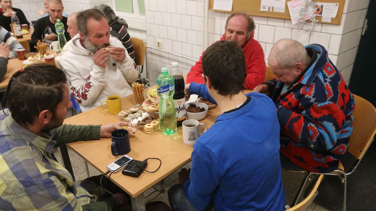 Bezdomovci v Ostravě si na nový rok připili čajem